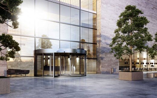 Automatische Karusselltür von GU Automatic für moderne Bürogebäude und öffentliche Einrichtungen – elegantes, sicheres und energieeffizientes Eingangssystem.