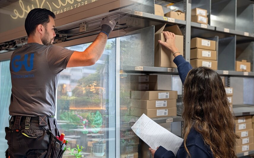 Techniker und Lageristin bei Lagerarbeit