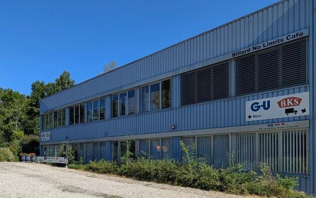 Industriegebäude mit Firmenschildern