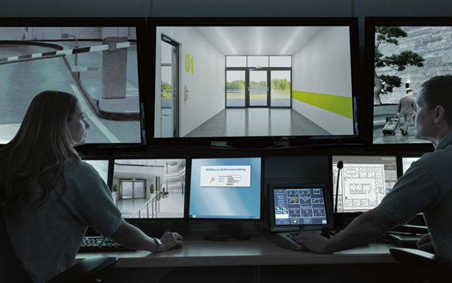 Visualisierung Überwachungsraum mit mehreren Bildschirmen