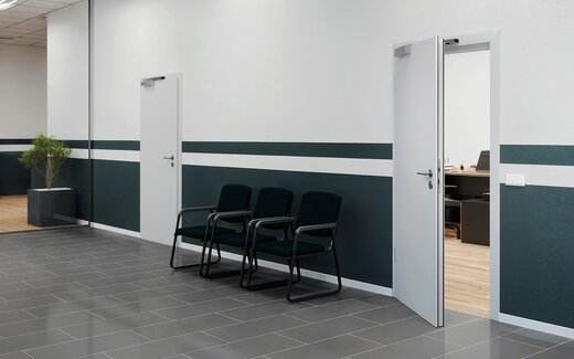 Alarm durumunda kişiler bir ofis binasını acil çıkış kapısından terk ederler.