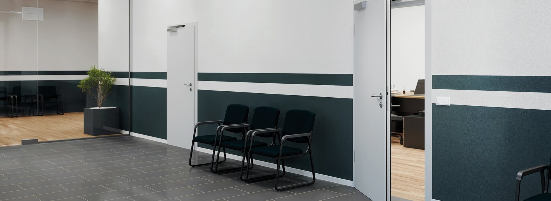 Alarm durumunda kişiler bir ofis binasını acil çıkış kapısından terk ederler.