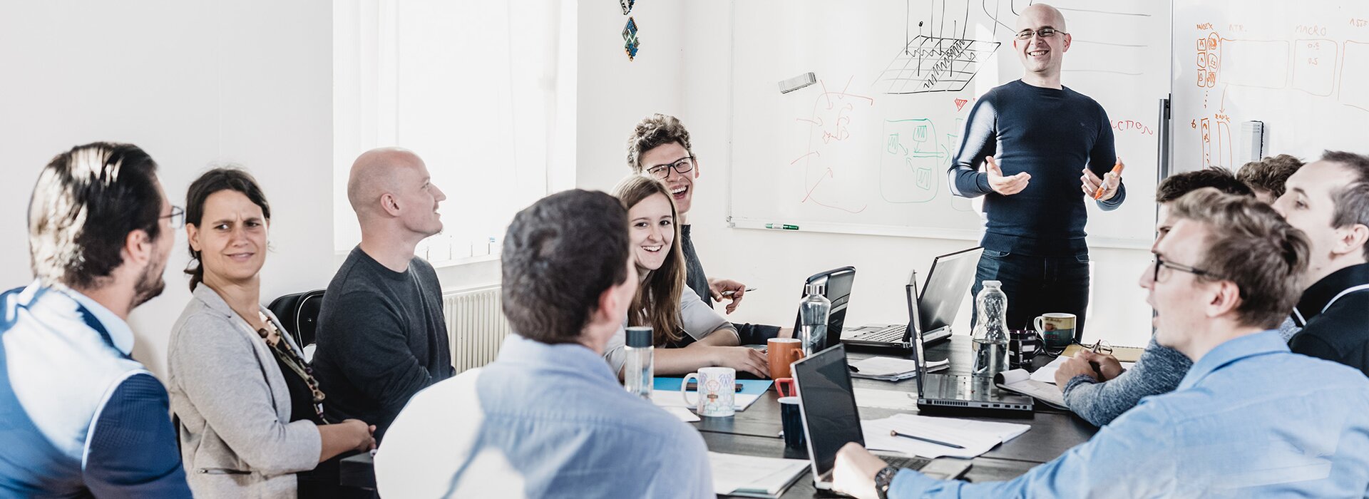 Team bei einem Seminar oder Schulung mit Whiteboard