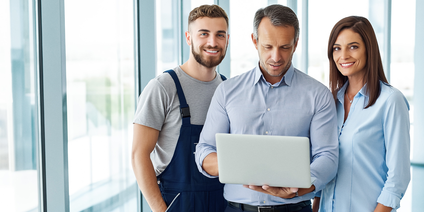 ProPoint
Üç kişi dizüstü bilgisayarda çalışıyor