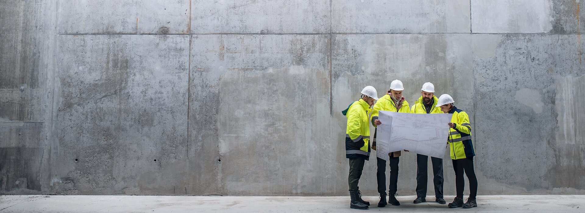 Bauarbeiter besprechen Plan mit Helm