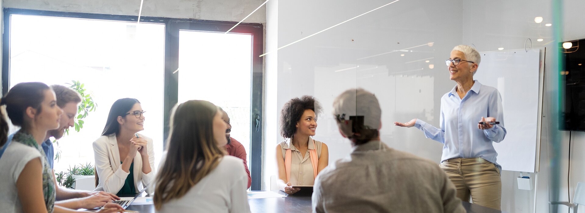 Formation interne BKS et réunion dans un bureau moderne