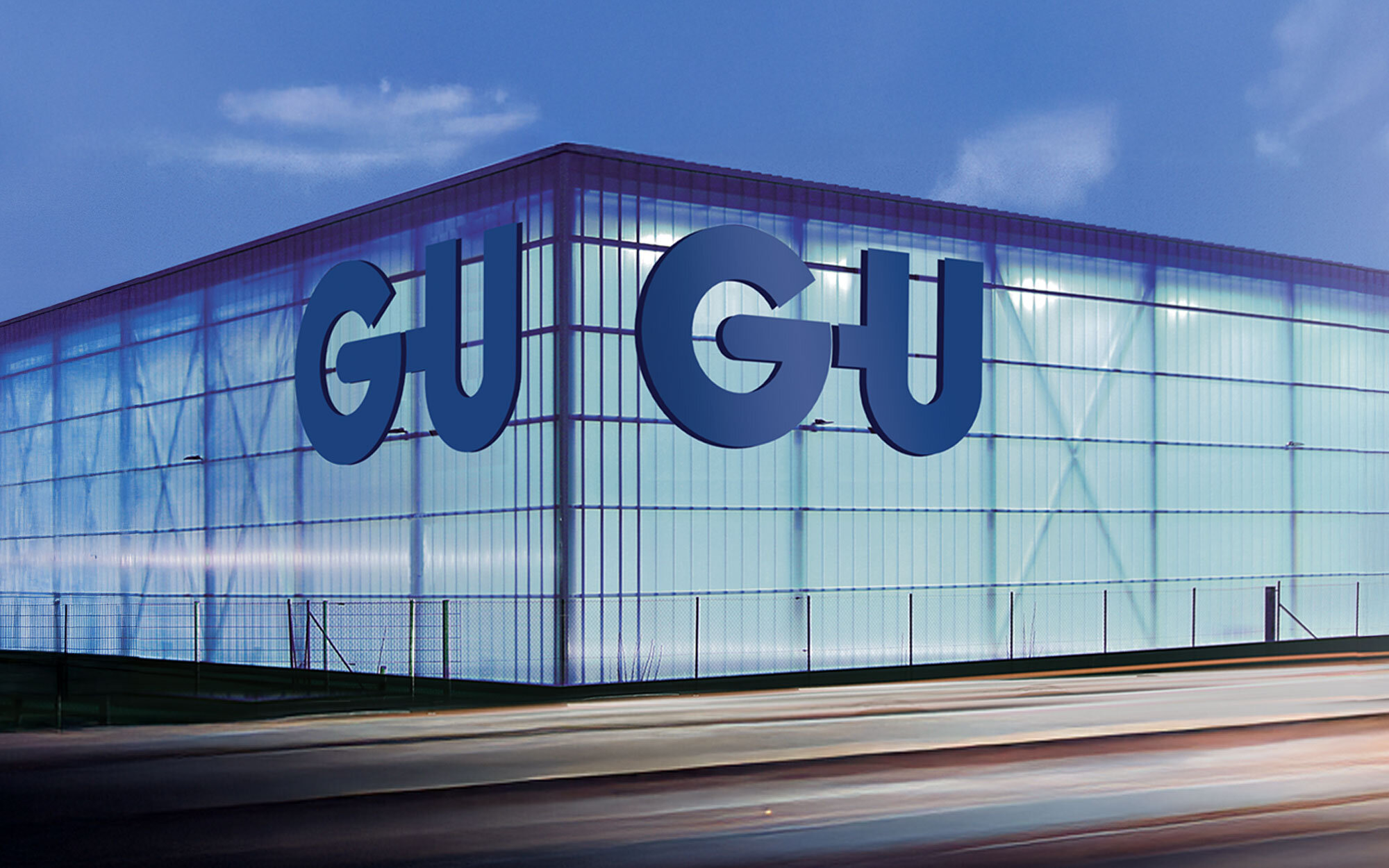 Beleuchtetes GU-Gebäude in Nachtaufnahme