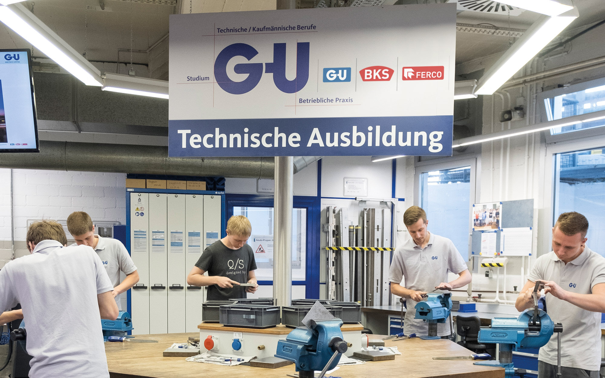Azubis bei praktischer technischer Ausbildung