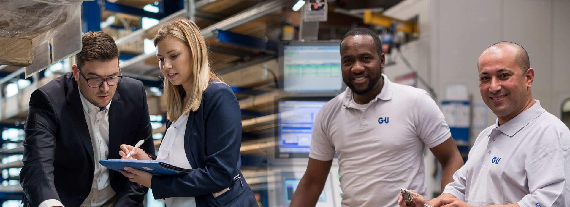 Team diskutiert technische Pläne im Büro