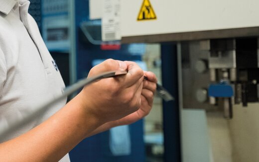 Servicetechniker hält gebogenes Metallprofil Nahaufnahme