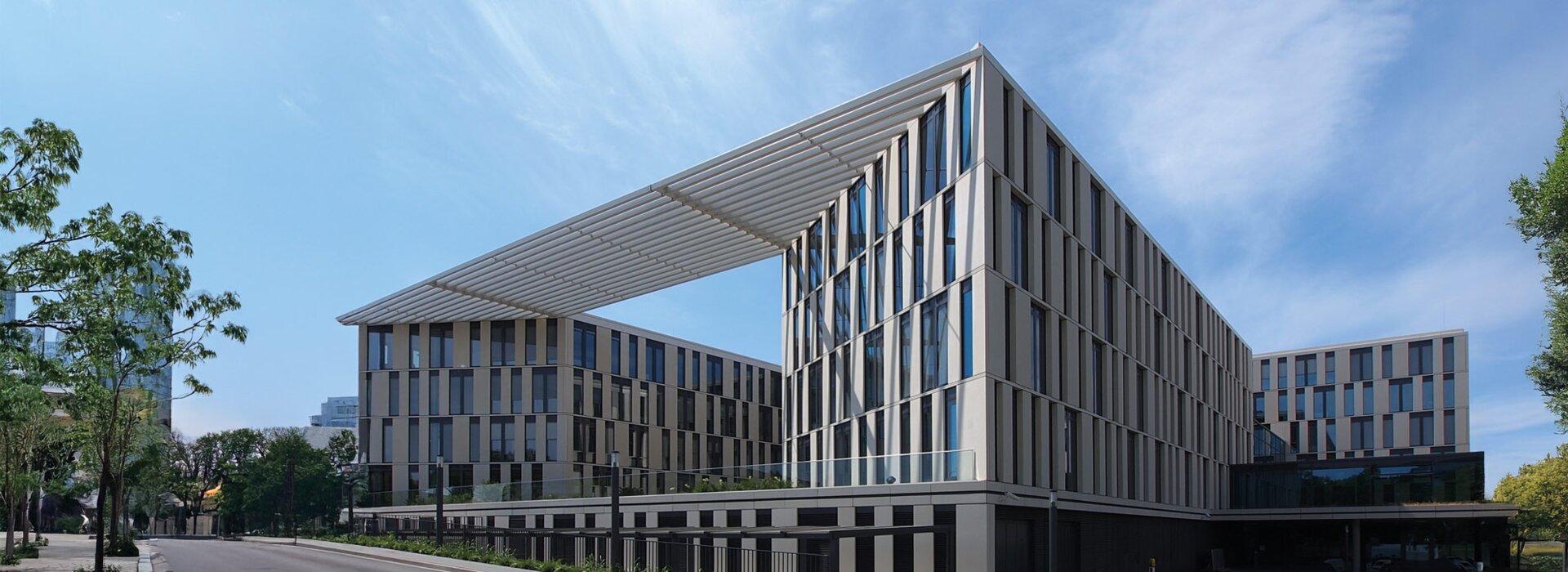 Modern cam cepheli ofis binası