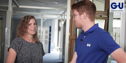 Personen im Gespräch mit Frau Päusch im Büro von Gretsch-Unitas