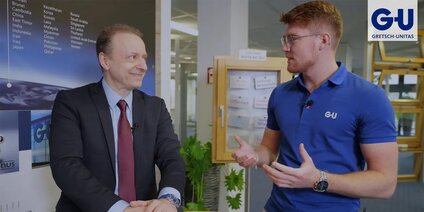 Personen im Gespräch mit Herrn Hanselmann bei Gretsch-Unitas