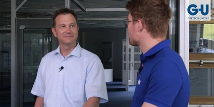 Personen im Gespräch mit Herrn Choffat bei Gretsch-Unitas