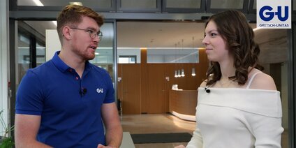 Personen im Gespräch mit Frau Reichele bei Gretsch-Unitas