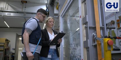 Personen im Gespräch mit Herrn Bukvic bei Gretsch-Unitas