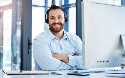 Service-Mitarbeiter mit Headset im modernen Büro