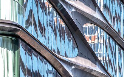 kavisli cam-metal cepheli bina