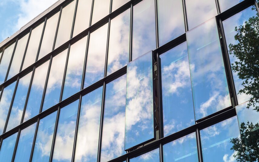 Modern cam cepheli eğimli pencerelerle