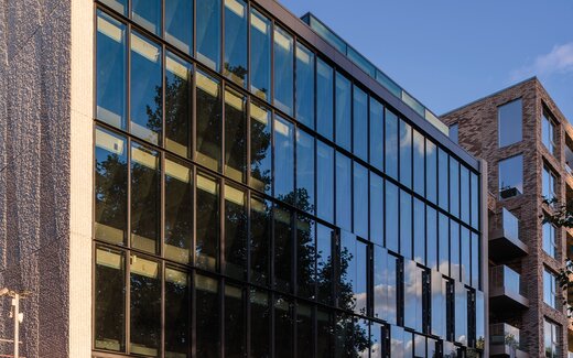 Camlamalı cepheye ve balkona sahip modern bina