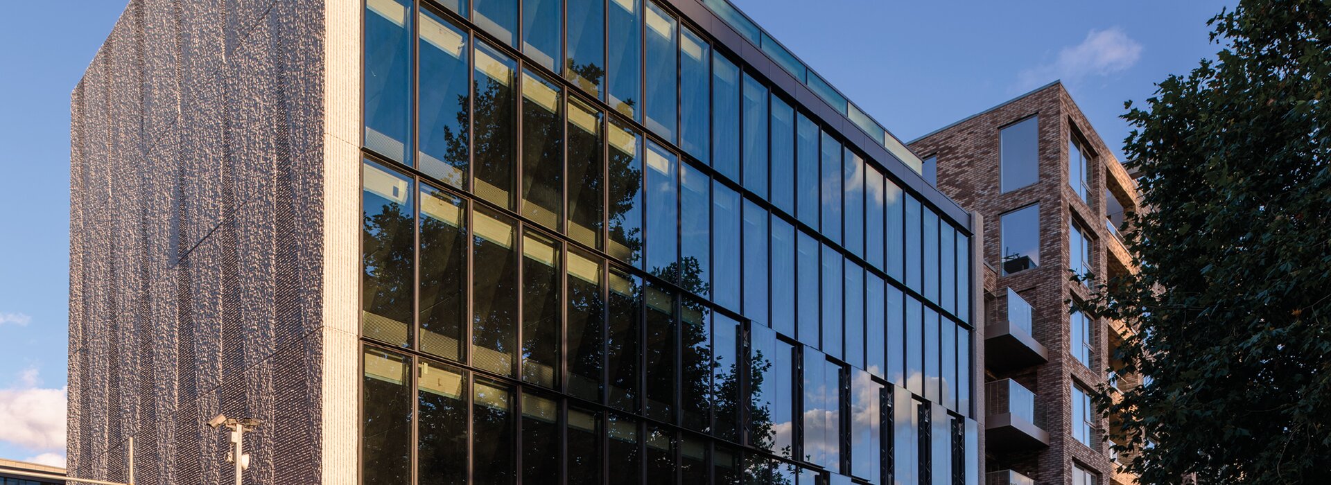 Camlamalı cepheye ve balkona sahip modern bina