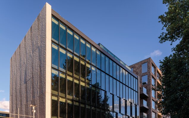 Camlamalı cepheye ve balkona sahip modern bina