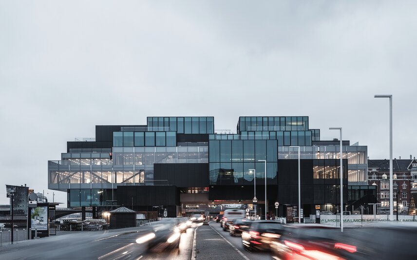 Современное офисное здание со стеклянным фасадом