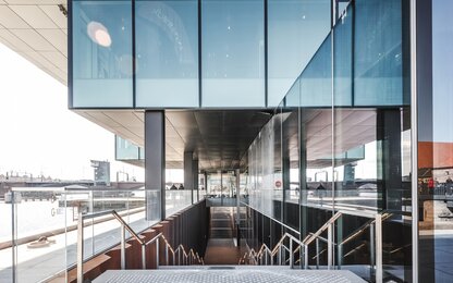 Современный вход в здание с лестницей