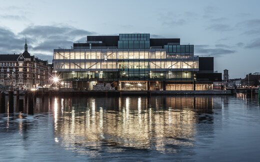 Akşam saatlerinde cam cepheli modern bina