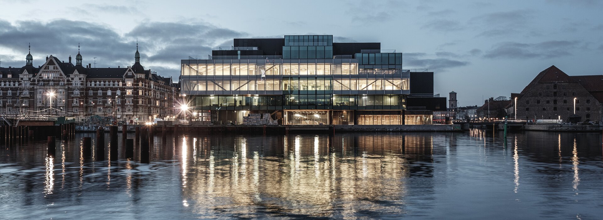 Современное здание со стеклянным фасадом вечером