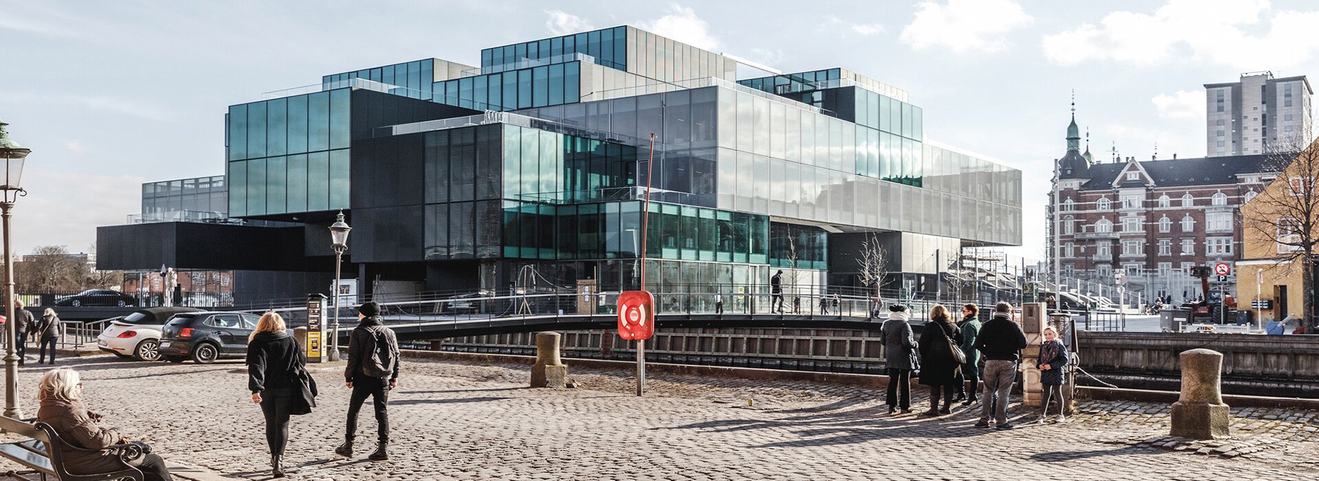 современное здание с внешним остеклением фасада