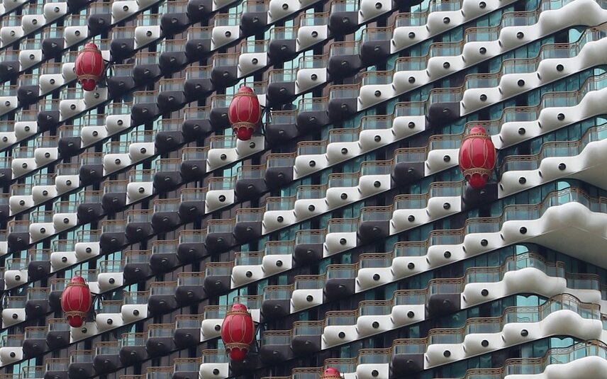 balkonlu ve kırmızı fenerli cephe