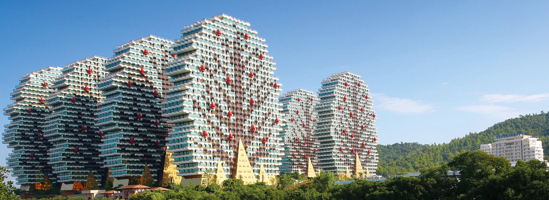 Belirgin balkonlara sahip konut binası