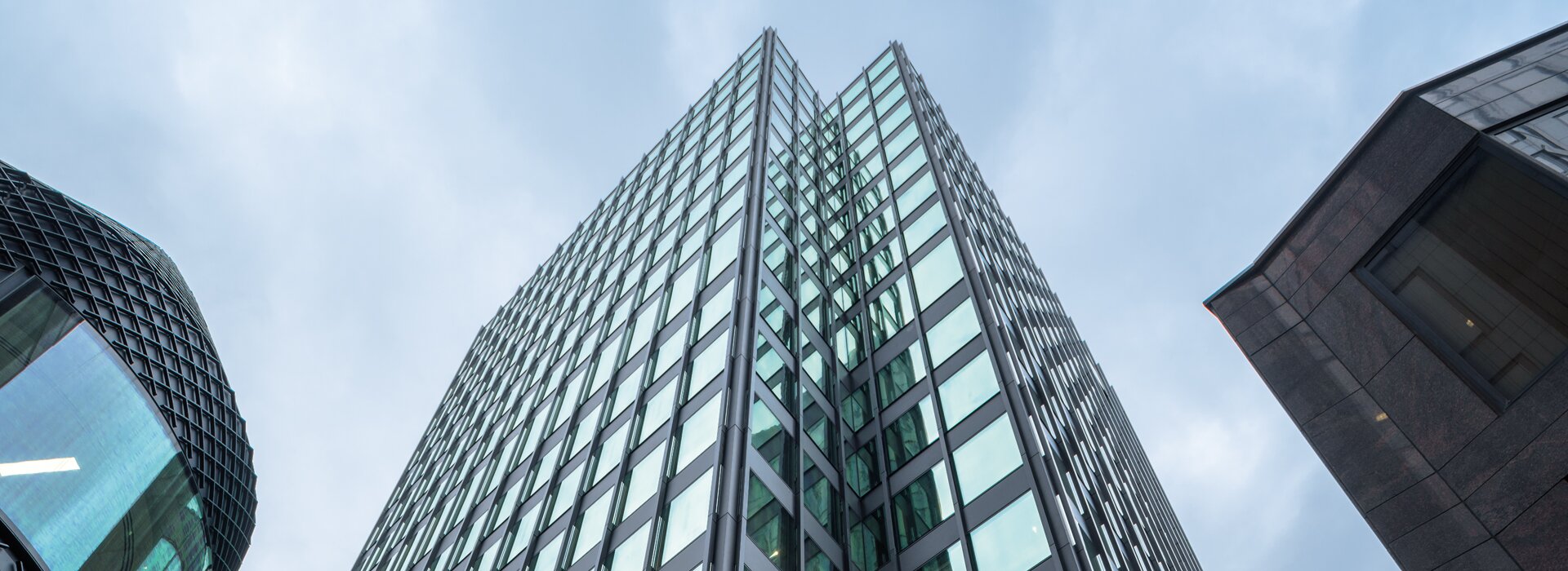 Modern cam ofis gökdelenleri odakta