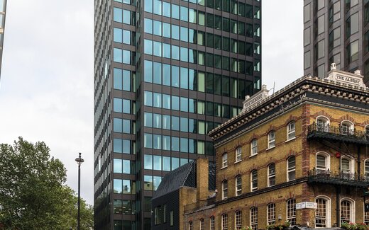 Balkonlu ve cam cepheli Albert tarihi bina