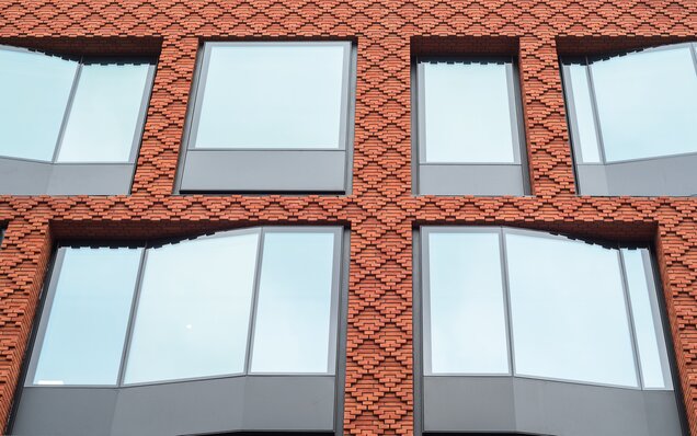 Kırmızı tuğlalı ve camlamalı cephe