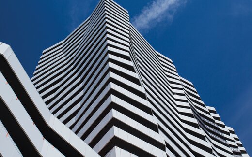 Beyaz cepheli modern bina