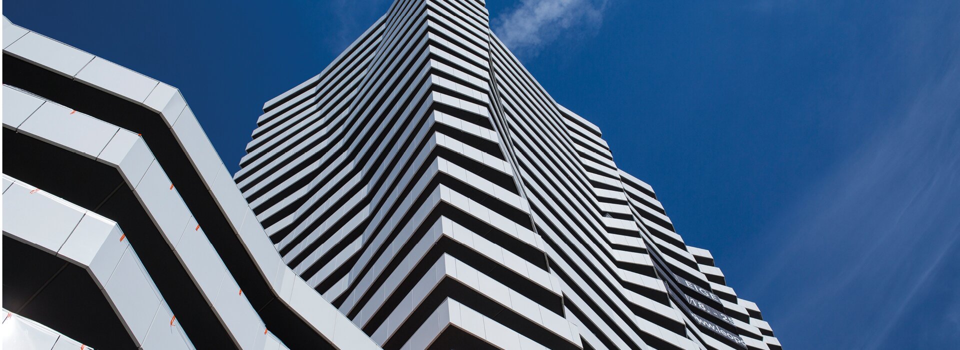 Beyaz cepheli modern bina