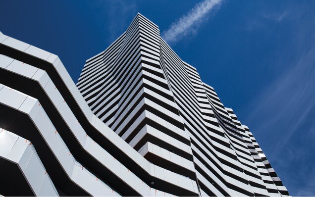 Balkonlu modern bir yüksek binanın cephesi