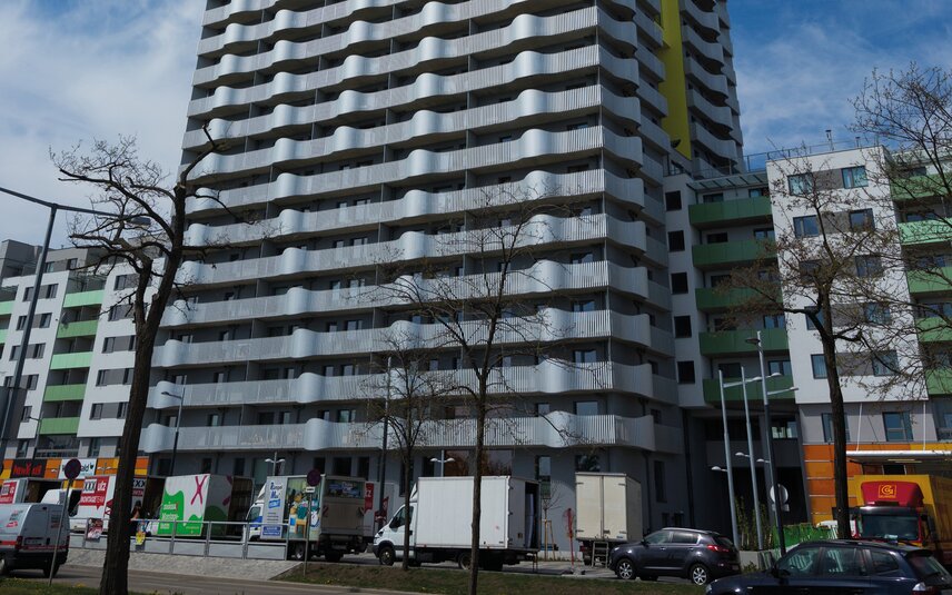 Göze çarpan balkonlara ve araçlara sahip konut binası