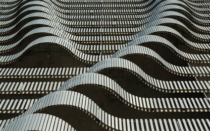 dalgalı metal çıtalı cephe