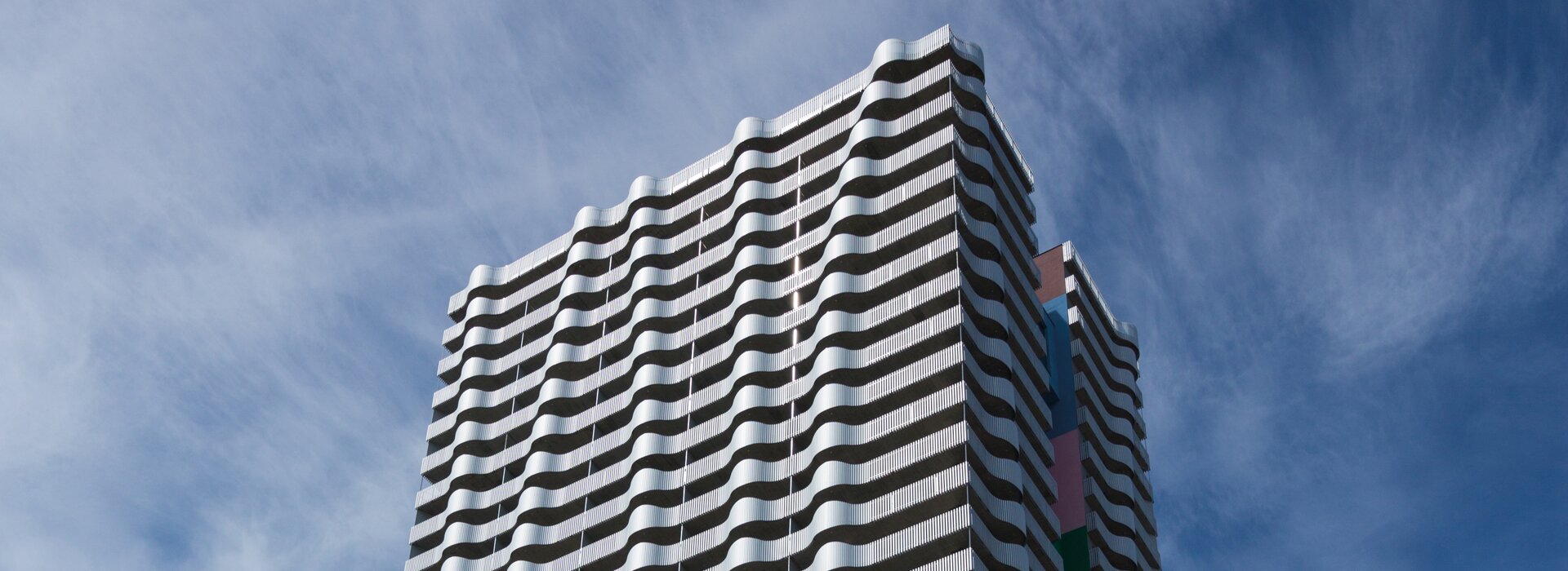 Dalgali balkonlara sahip gökdelen