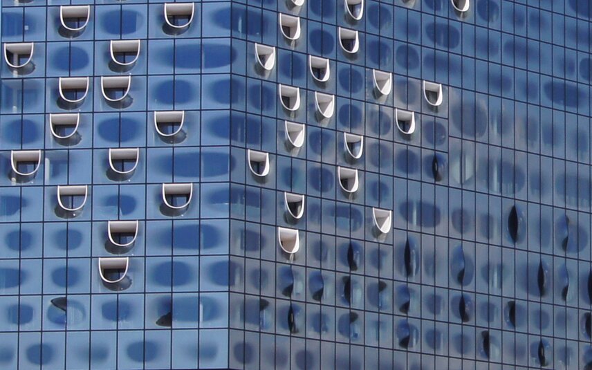 Современный стеклянный фасад с солнцезащитными ламелями