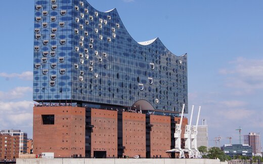 Elbphilharmonie Hamburg su kenarında