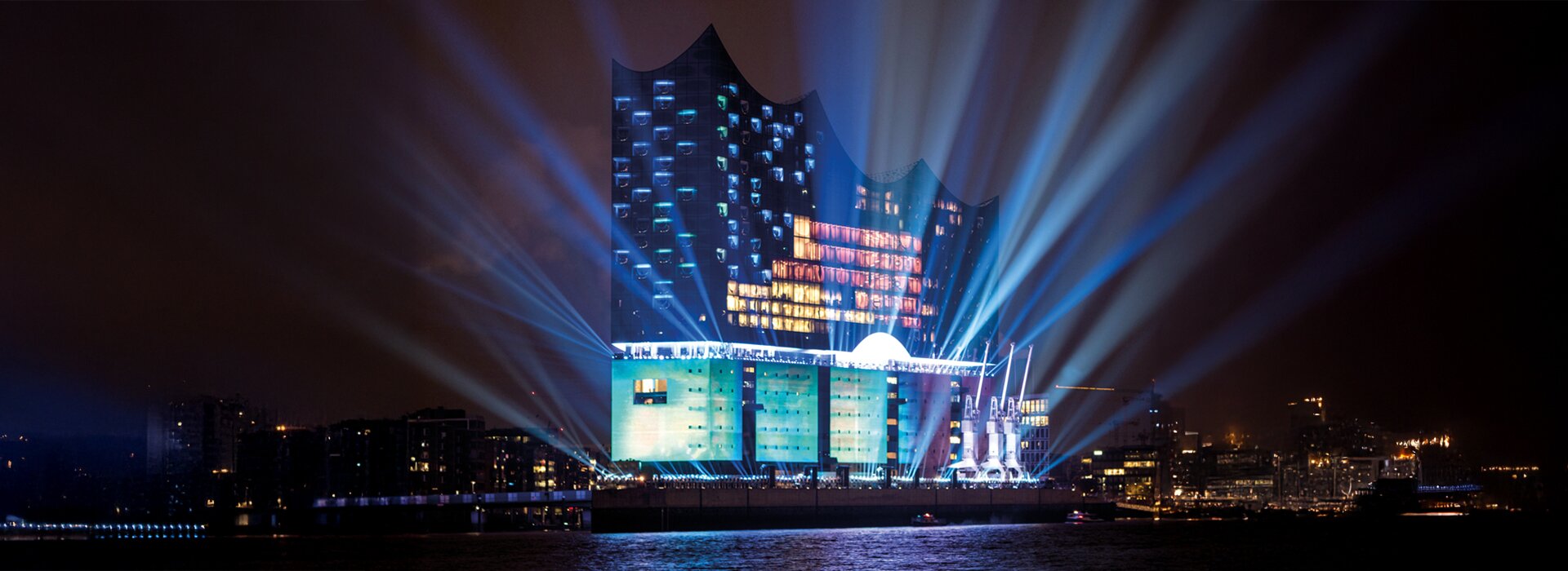 Elbphilharmonie с впечатляющей световой инсталляцией