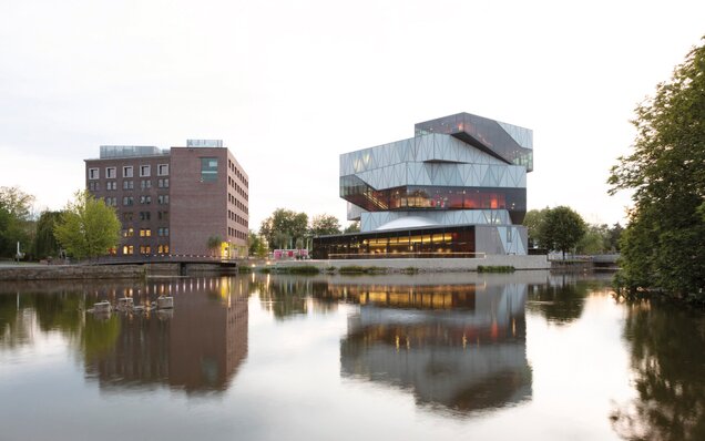 архитектура у воды на закате