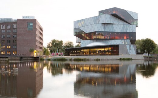 su yansıması ve aydınlatması olan bina