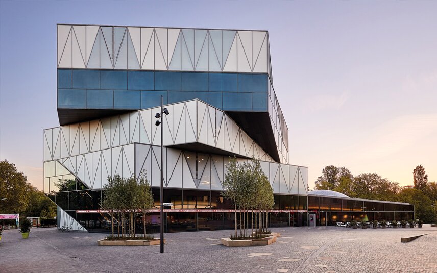 Современное здание с геометрическим фасадом