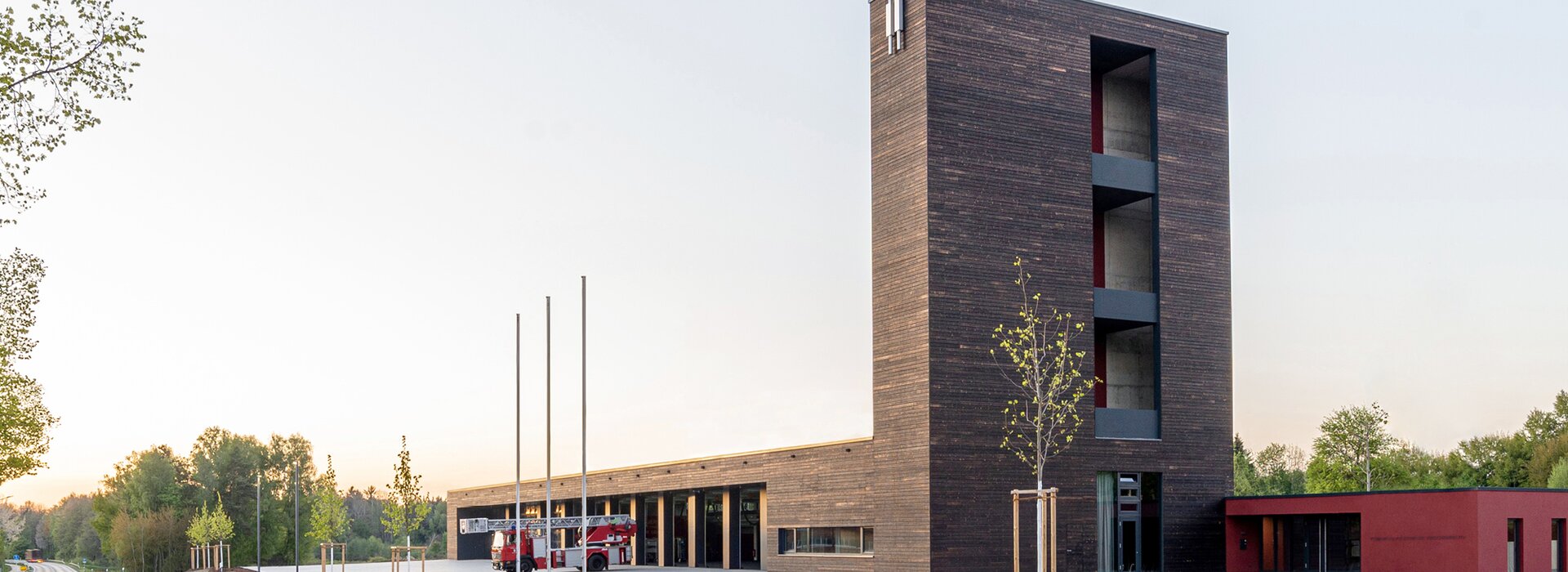 dış eğitim kulesi olan itfaiye binası