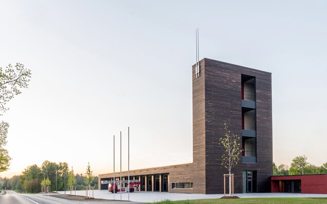 dış eğitim kulesi olan itfaiye binası